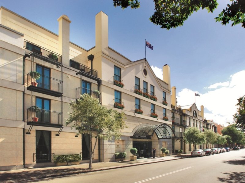 Das Hotel liegt ideal in der Nähe von Sydneys historischem Viertel The Rocks und dem zentralen Geschäftsviertel, auch der lebendige Hafen und die weltberühmte Sydney Harbour Bridge sind nicht weit entfernt. Die Lage ist fantastisch in der Nähe des pulsierenden Herzens der Stadt. Das Hotel ist rund 12 km vom Flughafen Sydney entfernt. The Langham Sydney