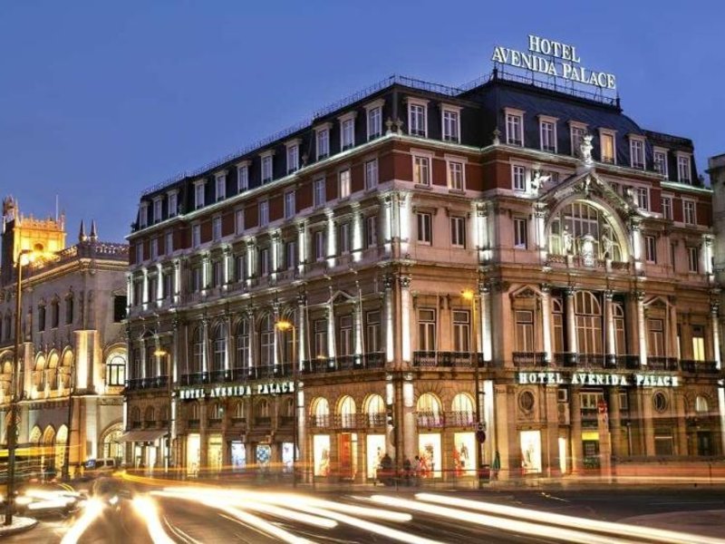 Das Komforthotel liegt am Rossioplatz, direkt am Praça dos Restauradores, neben dem Rossio-Bahnhof im Herzen der Stadt. Das Hotel bietet eine wunderschöne Aussicht auf die nahe gelegene Burganlage São Jorge und das Altstadtviertel Alfama. Es liegt nur ein paar Schritte von öffentlichen Verkehrsmitteln entfernt. Viele Sehenswürdigkeiten sind bestens zu Fuß erreichbar. Der Flughafen von Lissabon ist etwa 15 km entfernt. Avenida Palace