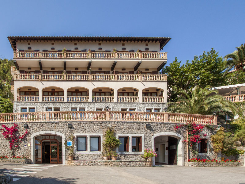 Das Hotel der gehobenen Mittelklasse liegt inmitten einer Terrassenlandschaft mit Olivenbäumen und bietet einen herrlichen Panoramablick über die Küste und das Gebirge. In der Nähe finden Sie das Künstlerdorf Deià und zum Zentrum und den öffentlichen Verkehrsmitteln sind es etwa 500 m. Der Strand liegt ca. 200 m entfernt und die hoteleigene Badebucht „La Muleta“ ca. 8 km. Ein kostenloser Shuttle-Bus bringt Sie 4 mal täglich dorthin. Nach Palma sind es ungefähr 20 km und nach Valdemossa etwa 10 km. Der Flughafen liegt ca. 35 km entfernt. Hotel Es Moli