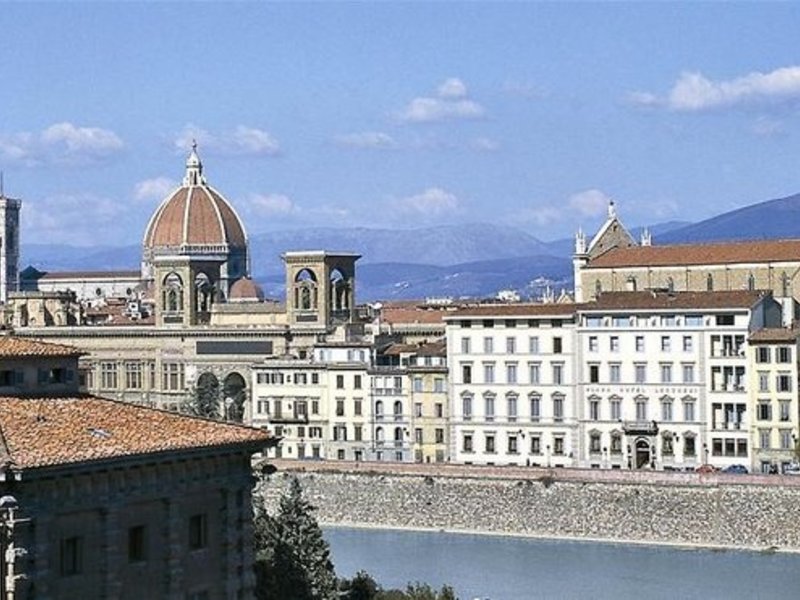 Florenz ist eine Stadt, die man am besten zu Fuß erkundet und das Hotel ist garantiert der ideale Ausgangspunkt, um einen vollkommen befriedigenden Aufenthalt zu genießen. Es ist auf der rechten Seite des Flusses Arno, zwischen Santa Croce und der Piazzale Michelangelo, gelegen. Nur wenige Schritte entfernt befinden sich die Uffizien, die Brücke Ponte Vecchio, die Kathedrale, die Akademie und Santa Maria Novella, der Hauptbahnhof von Florenz. Der Flughafen Peretola von Florenz und der Flughafen Galileo Galilei in Pisa befinden sich in rund 10 km bzw. etwa 90 km Entfernung. Plaza Hotel Lucchesi