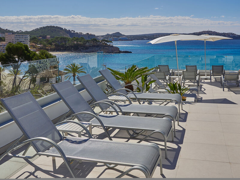 Das Hotel liegt im Zentrum des Ferienortes Paguera direkt an der Strandpromenade. Sie wohnen somit nur ca. 20 Meter vom Strand entfernt. Nach Palma de Mallorca sind es ca. 25 km und zum Flughafen Palma de Mallorca ca. 36 km. Paguera Treff Boutique Hotel