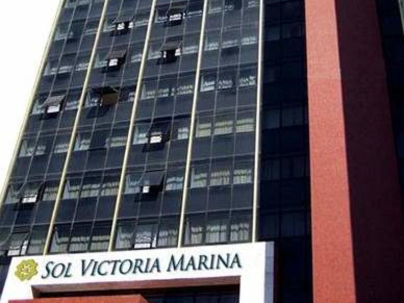 Das Hotel befindet sich in der Allee Sete de Setembro in Salvador da Bahia. Einige Attraktionen liegen in der direkten Umgebung. Dazu gehören der alte Stadtteil Pelourinho in ca. 3,5 km Entfernung sowie das Stadtzentrum und der Strand von Porto da Barra in rund 2 km Entfernung. Sol Victoria Marina