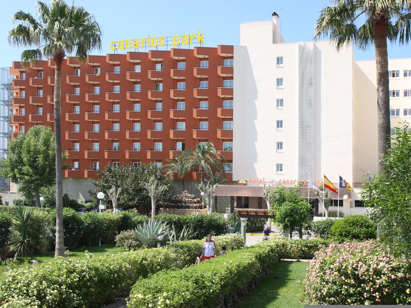 Das komfortable Strandhotel befindet sich in ruhiger Umgebung von Calas de Mallorca. Über eine Treppe gelangt man zur wunderschönen Sandstrand-Badebucht Cala Antena. Öffentliche Verkehrsmittel sind in unmittelbarer Umgebung (ca. 100 m) zu erreichen. Das Stadtzentrum kann man gut zu Fuß erreichen. Bis nach Porto Christo sind es ungefähr 15 km, bis nach Manacor ca. 17 km und bis zum Flughafen etwa. 67 km. HSM Canarios Park