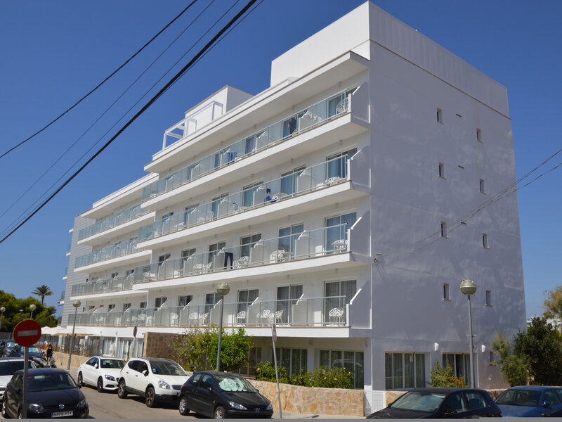 Das Hotel befindet sich nur etwa 150 m vom schönen Sandstrand der Playa de Palma entfernt. Restaurants, Bars und Einkaufsmöglichkeiten sind bequem zu Fuß erreichbar. Nach Palma sind es etwa 8 km. Der Flughafen ist ca. 3 km entfernt. Hotel Sant Jordi