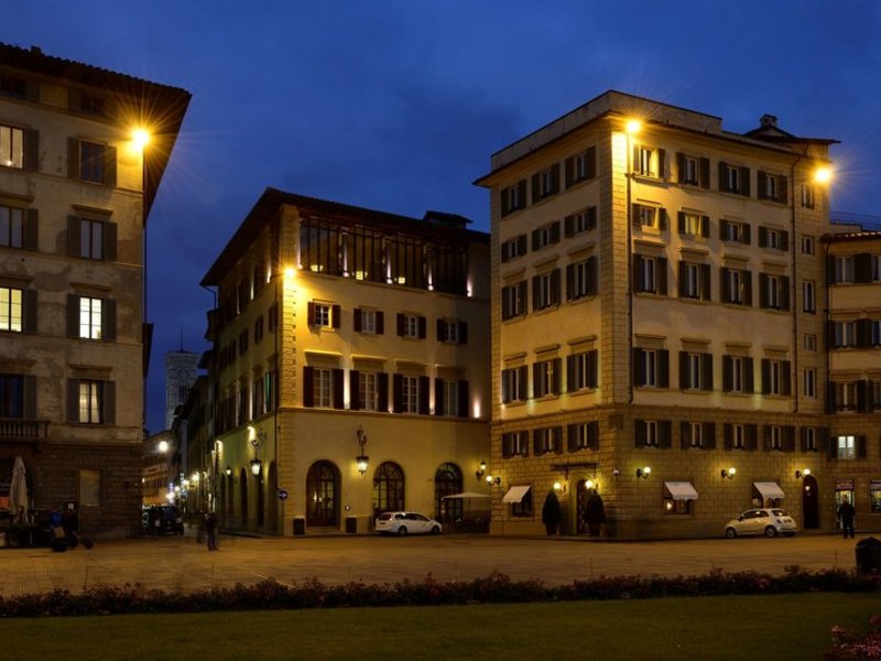 Im Herzen von Florenz liegt dieses Hotel und daher sind Sehenswürdigkeiten schnell zu erreichen. In wenigen Gehminuten erreichen Sie den Dom. Hier finden Sie auch verschiedene Bars und Restaurants sowie die vielfältigsten Einkaufsmöglichkeiten. Öffentliche Verkehrsmittel erreichen Sie nach etwa 300 Metern. Hotel Santa Maria Novella