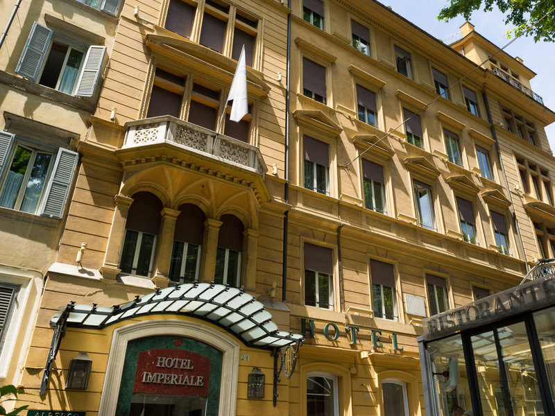 Das Hotel befindet sich in der berühmten Via Veneto, Schauplatz des Kinofolms „Dolce Vita“ von Federico Fellini. Bekannte Sehenswürdigkeiten, wie der Piazza di Spagna mit der Spanischen Treppe, der Piazza Barberini in der Altstadt sowie der barocke Brunnen Fontana di Trevi sind nur wenige Gehminuten vom Hotel entfernt. Ein Anschluss an die öffentlichen Verkehrsmittel erreicht man nach ca. 100 m. Die Entfernung zum Flughafen Fiumicino beträgt ungefähr 30 km. Imperiale