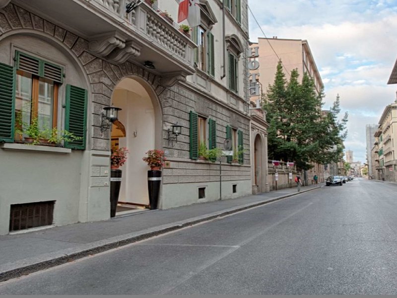 Das im Herzen des historischen Zentrums gelegene Hotel ist in einem Gebäude aus dem 19. Jahrhundert untergebracht. Es ist ideal gelegen, um die Stadt zu Fuß zu erkunden. Nur etwa 10 Gehminuten entfernt befinden sich die Kathedrale und der David von Michelangelo. Das Hotel ist an der wichtigsten Busroute der Stadt gelegen, mit Haltestellen gleich vor dem Haupteingang. Die Gäste können im Hotel Eintrittskarten für die Uffizien, die Kapellen der Medici, die Galleria dell'Accademia und mehr vorbuchen, wenn sie die Reise im Vorhinein schon organisieren wollen. Bis zum Flughafen Peretola sind es ca. 11 km. De La Pace