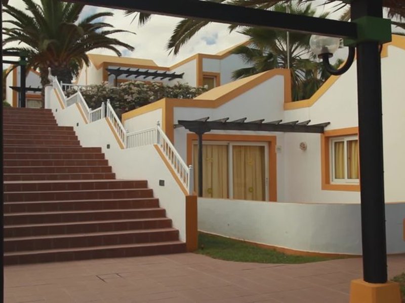 Die Bungalows liegen im ruhigen und renommierten Feriengebiet Caleta de Fuste, im zentralen Teil des Inselparadieses Fuerteventura. Die Gegend bietet Erholung sowie eine Vielzahl an Sportmöglichkeiten, Restaurants, Einkaufszentren, Areale zum Spazierengehen und Vergnügungsviertel zur nächtlichen Unterhaltung. Die Anlage liegt ca. 800 m vom exotischen Strand von Caleta de Fuste und rund 15 min von seinem prächtigen Jachthafen entfernt. Club Caleta Dorada