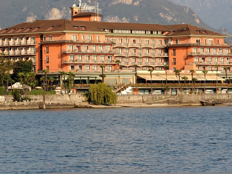 Das Hotel liegt inmitten alter Bäume und eleganter Gärten mit direktem Blick auf den Lago Maggiore. Es befindet sich im Herzen des Stadtzentrums von Baveno, wo auch viele Geschäfte, Restaurants, Bars, Pubs und die Touristeninformation liegen. Nur wenige Minuten geht man jeweils bis zum Sandstrand und zum Park. Ein Bahnhof befindet sich ca. 500 m vom Hotel entfernt. Grand Hotel Dino