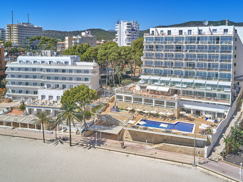 Das Luxushotel liegt unmittelbar am weißen Sandstrand in der Bucht von Magalluf. Wenige Schritte vom Strandhotel entfernt haben Sie einen Anschluss an das öffentliche Verkehrsnetz. Den internationalen Flughafen der Insel erreichen Sie nach rund 26 km. Hotel Flamboyan Caribe