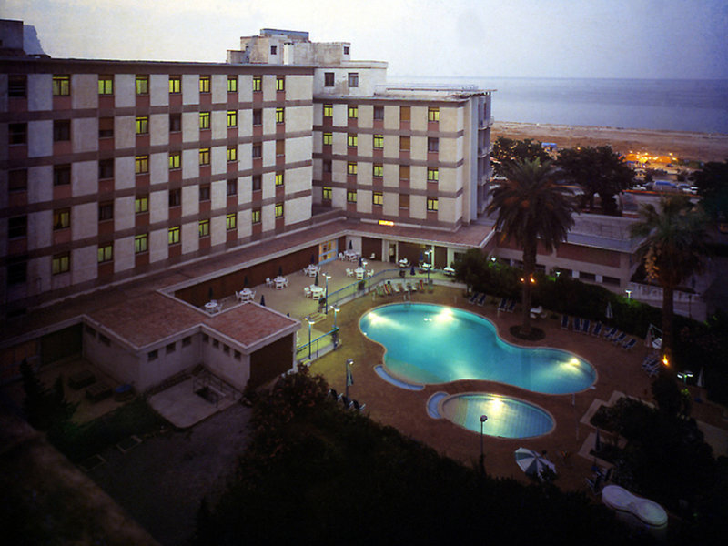 Das Hotel liegt in Palermo mit Blick auf die Seepromenade und in der Nähe von Bahnhof und Hafen. Die facettenreiche Stadt bietet ein riesiges historisches Angebot sowie eine ganz besondere Atmosphäre. Arabische und normannische Architektur verschmelzen mit Barock zu einem prächtigen Stadtbild. Der Ort ist sowohl für seine Freiluftmärkte als auch für seine bezaubernden Gebäude bekannt. Es gibt ein faszinierendes Straßenfest, das die Gäste aus dem Hotel hervorragend beobachten können. Das Stadtzentrum, öffentliche Verkehrsmittel und Einkaufsmöglichkeiten liegen in der unmittelbaren Umgebung. Der Flughafen von Palermo befindet sich rund 35 km entfernt. NH Palermo