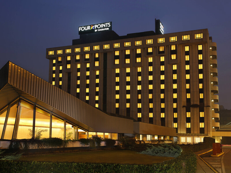 Dieses elegante Hotel liegt im Geschäftsviertel von Padua in der Nähe vieler Einkaufs- und Unterhaltungsmöglichkeiten. Es befindet sich in einer ca. 33000 qm großen Gartenanlage und der nächste Bahnhof ist nur ca. 2 km vom Hotel entfernt. Sheraton Padova