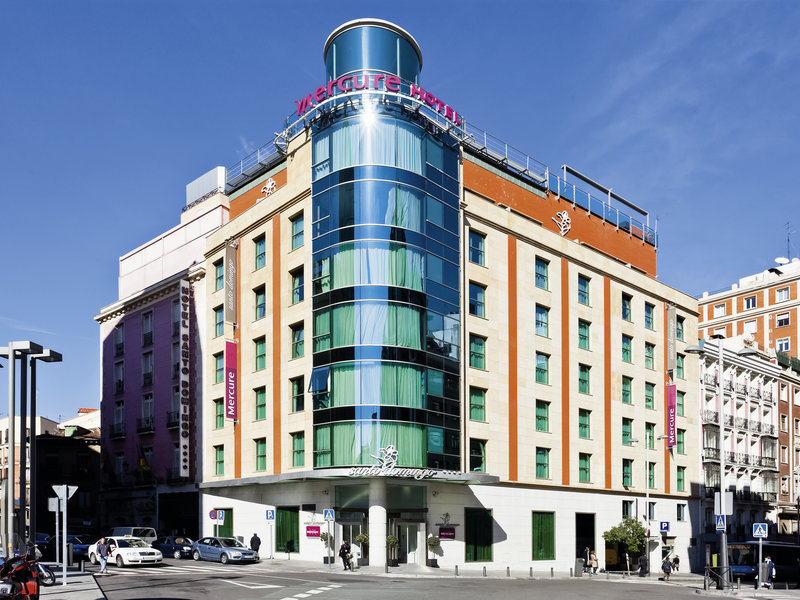 Das Hotel liegt im Zentrum von Madrid, nur etwa 3 Gehminuten von der Gran Via und dem Geschäftsviertel der Stadt mit zahlreichen Bars, Restaurants und Geschäften entfernt. Nach einem ca. 15-minütigen Spaziergang erreicht man den Platz Puerta del Sol. Das Hotel bietet eine gute Anbindung zum Königspalast und den Sabatini-Gärten. Der Flughafen Madrid-Barajas befindet sich in ungefähr 12 km Entfernung. Mercure Madrid Santo Domingo