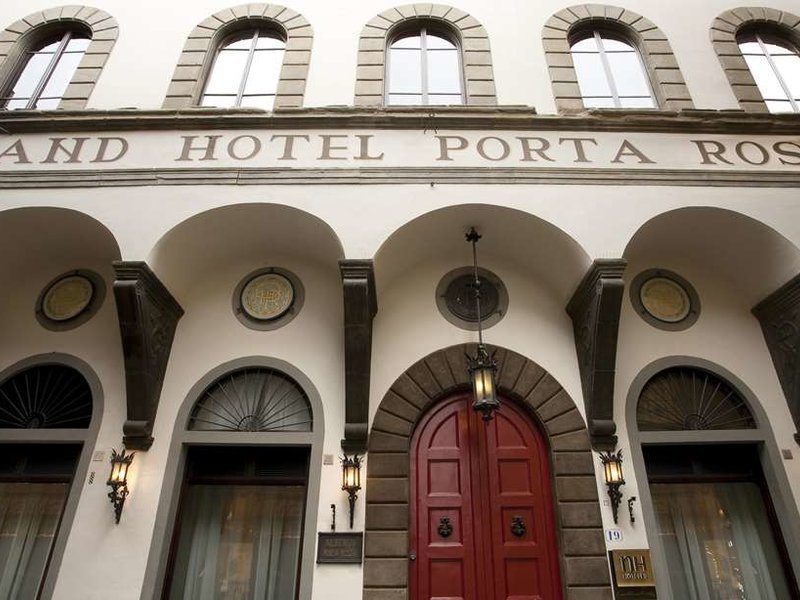 Das historische Hotel ist perfekt in der Fußgängerzone der historischen Altstadt gelegen, nur wenige Schritte entfernt von den Hauptattraktionen von Florenz, wie dem Dom, der Piazza della Signoria, dem Ponte Vecchio und den Uffizien (ca. 500 m). Zu den weiteren in der Nähe gelegenen Sehenswürdigkeiten gehören der Porzellanmarkt (rund 60 m), die Kuppel von Brunelleschi (etwa 500 m), die Galerie der Accademia (ungefähr 1 km) und die Museen des Palazzo Pitti (ca. 800 m). NH Collection Firenze Porta Rossa