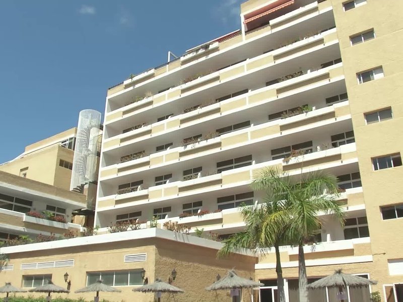 Das Resort liegt nur rund 1,5 km vom Ortskern Puerto de La Cruz entfernt. Die Meerwasserbecken am Lago Martianez sind ca. 1 km vom Hotel entfernt. Zum Strand sind es etwa 1,5 km, außerdem gibt es Bars und Restaurants in Hotelnähe. Einige Geschäfte und eine Haltestelle der öffentlichen Verkehrsmittel sind fußläufig schnell erreicht. Zum Botanischen Garten sind es ebenfalls nur etwa 800 m. Der Pico de Teide, ein Vulkan und höchster Berg Spaniens, ist etwa 45 Fahrminuten vom Hotel entfernt und auch die Flughäfen Teneriffa Nord (ca. 26 km) und Teneriffa Süd (rund 88 km) sind gut erreichbar. Blue Sea Puerto Resort