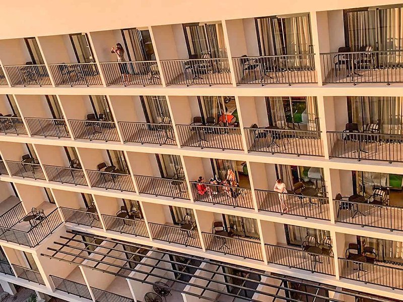 Das Hotel liegt in einer stillen Seitenstraße ohne Durchgangsverkehr und ca. 200 m vom wunderschönen Sandstrand der Playa de Palma entfernt und ist besonders bei jungen Gästen beliebt. Zahlreiche Einkaufsmöglichkeiten, Restaurants, Bars, Diskotheken und eine Anbindung an öffentliche Verkehrsmittel befinden sich in unmittelbarer Umgebung des Hotels und das Stadtzentrum mit seinen Einkaufs- und Unterhaltungsmöglichkeiten liegt ungefähr 400 m entfernt. Den Flughafen von Palma de Mallorca erreicht man nach ca. 9 km. Paradiso Garden