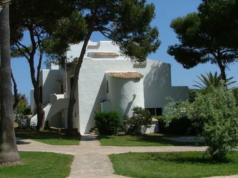 Das Hotel ist ungefähr 2,5 km vom Stadtzentrum von Cala d'Or entfernt. Einen Supermarkt gibt es gegenüber der Hotelanlage. Zu den öffentlichen Verkehrsmitteln sind es nur 500 m, der Strand liegt in 600 m Entfernung. Den internationalen Flughafen der Insel erreichen Sie nach rund 81 km. Parquemar