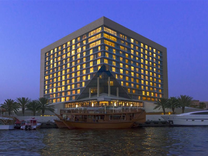 Das Cityhotel ist zentral gelegen in der Baniyas Straße und überschaut den Dubai Creek. Ganz in der Nähe befindet sich der Dubai Gold Souq und der Yacht Club. In nur wenigen Minuten erreichen Sie die Industrie- und Handelskammer, den „Clocktower“, das Nationalmuseum, das Heritage and Diving Village, das Nad Al Sheba Race Stadion, das Konferenz- und Geschäftszentrum und den Freizeitpark „Wonderland“. Der internationale Flughafen Dubai ist nur ca. 10 Fahrminuten entfernt. Sheraton Dubai Creek Hotel and Towers