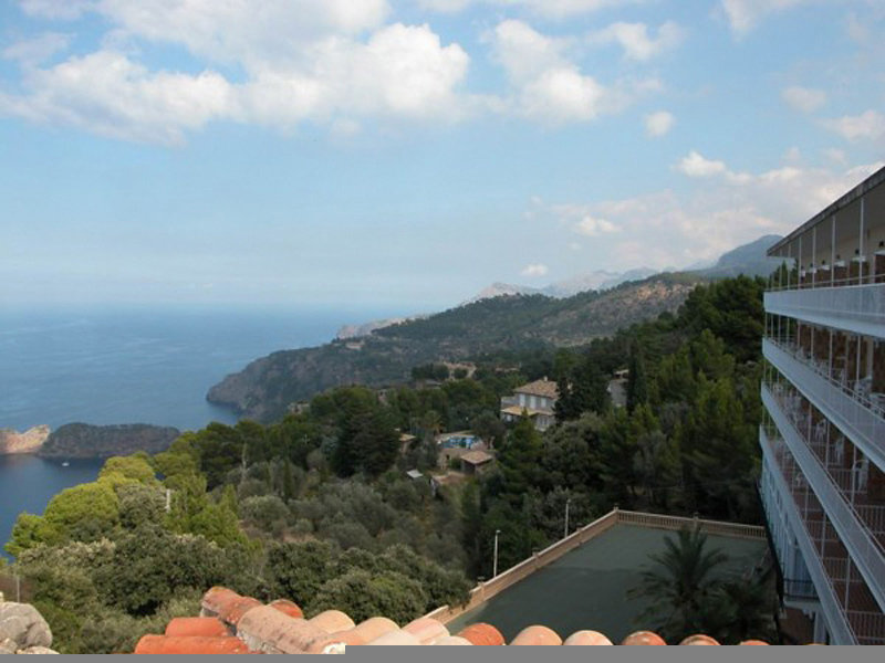 Das Hotel befindet sich in der Sierra de Tramuntana, auf einer Höhe von 350 m über dem Meeresspiegel. Es liegt zwischen den Orten Valldemosa und Deia und bietet eine atemberaubende Aussicht auf das Mittelmeer und die berühmte Halbinsel 