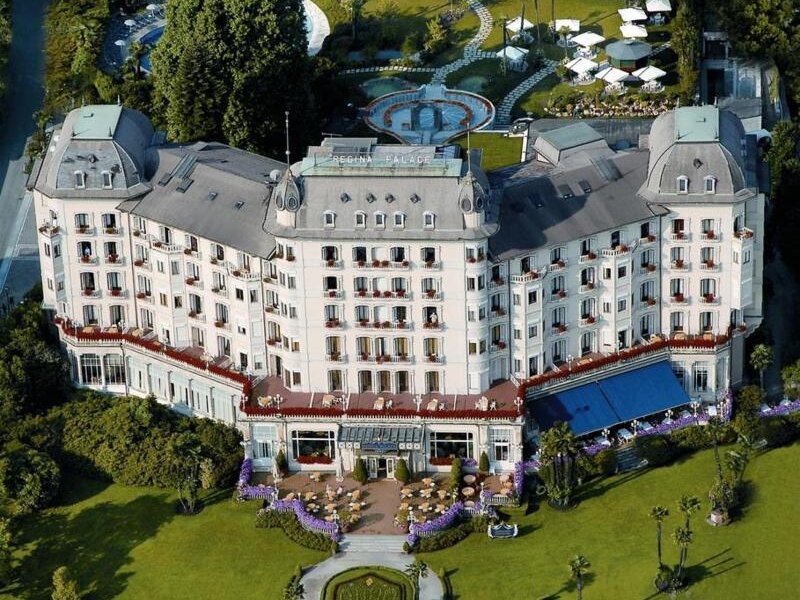 Das beeindruckende Hotel befindet sich an der Uferpromenade von Stresa, dem touristischen Zentrum des Lago Maggiore. Umgeben von wunderschönen Gärten und mit Blick auf die Borromäischen Inseln, bietet Stresa ein zahlreiche Angebot an kulturellen Aktivitäten und Exkursionen. Die international bekannte Stadt hat viele Villen, Boutiquen, Shops und Souvenirläden sowie einen Kongresspalast und den wunderbaren botanischen Garten 'Alpinia'. Durch seine idealen Temperaturen und die traditionelle Gastlichkeit bietet der Ort das ganze Jahr über ausgezeichnete Voraussetzungen für erholsame Urlaubstage und eine große Anzahl an attraktiven Ausflügen. Die benachbarten Großstädte Mailand und Turin sind ein weiteres Indiz die hervorragender Lage des Hotels. Die nächste Haltestelle der öffentlichen Verkehrsmittel ist etwa 200 m entfernt und bis zum Mailänder Flughafen 'Malpensa' sind es ca. 35 km vom Hotel. Hotel Regina Palace