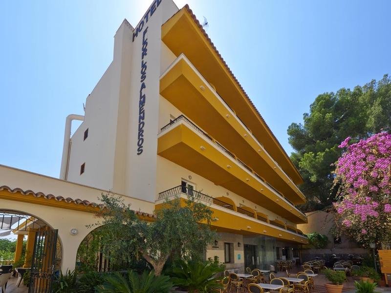 Das Hotel befindet sich am Anfang des Bulevar de Paguera. Der feinsandige Strand der Palmira Playa ist nur etwa 50 entfernt und durch die Gartenanlage über einen privaten Weg des Hotels zu erreichen. Bars, Restaurants sowie Einkaufs- und Unterhaltungsmöglichkeiten sind bequem zu Fuß erreichbar. Eine Bushaltestelle ist nur etwa 100 m, der Insel-Flughafen ca. 30 km entfernt. Flor Los Almendros Hotel