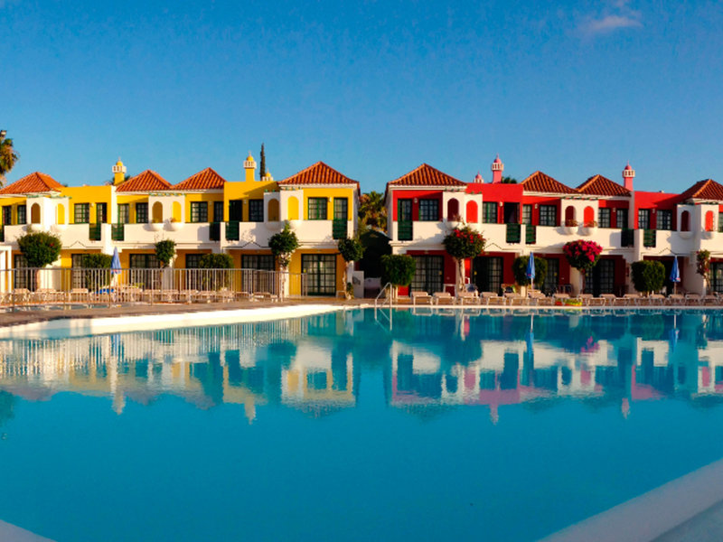 Diese Bungalowanlage befindet sich in der ruhigen Region des Campo de Golf im Süden von Gran Canaria. Die Gäste werden die nächste Haltestelle der öffentlichen Verkehrsmittel direkt vor der Haustür finden und es gibt Restaurants, die nur etwa 100 m und Geschäfte, die nur ca. 150 m entfernt sind. Es sind nur ca. 500 m bis zum Faro 2 Einkaufszentrum und nur rund 2,5 km bis zum Strand und dem Zentrum von Maspalomas. Es ist der ideale Ort für diejenigen, die Ruhe und Entspannung genießen möchten, und es gibt einen kostenlosen Bus-Transfer zum Strand von Maspalomas. Die Entfernung zum Flughafen La Palma beträgt ca. 45 km. Bungalows Vistaflor