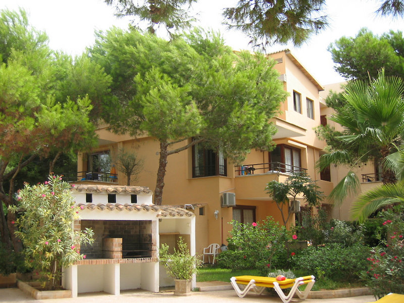 Die Appartements liegen sehr schön an einem Hang mit Blick auf eine kleine Bucht. Sie sind nur etwa 75 m vom Strand und ungefähr 500 m vom Touristenzentrum Cala d’Ors entfernt. Zahlreiche Geschäfte, Restaurants und gemütliche Bars befinden sich in Hotelnähe. Den Naturpark Mondragó erreichen Sie nach ca. 7 km. Zum internationalen Flughafen der Insel sowie der Inselhauptstadt sind es rund 65 km. Playa Ferrera