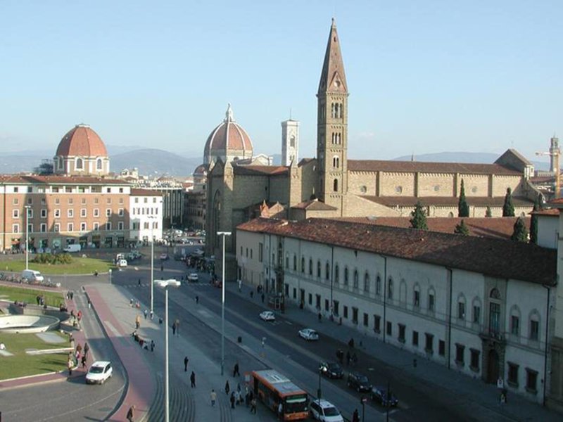 Von diesem Hotel aus erreichen Sie schnell und bequem alle Sehenswürdigkeiten der Stadt. Es liegt zentral im Stadtzentrum von Florenz gegenüber dem Bahnhof Santa Maria Novella, nahe dem Dom, der Uffizi Galerie, der Vecchio Brücke, des Einkaufsbezirks und dem Kongress- und Messegelände. Der Flughafen Florenz ist etwa 7 km entfernt, der Flughafen Pisa liegt ungefähr 30 km weit weg. C-Hotels Ambasciatori