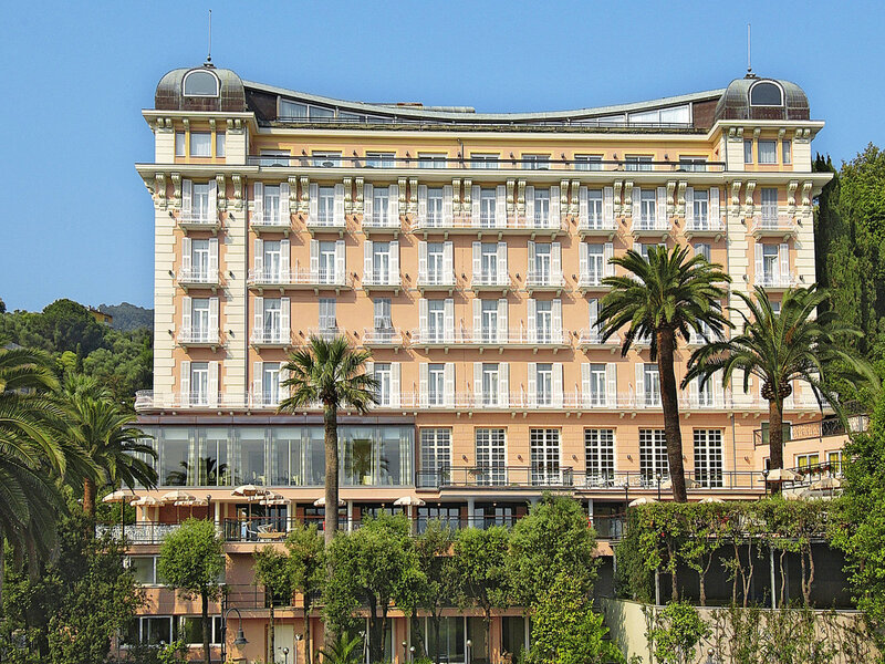 Die einmalige Lage des Hotels an einem der charmantesten Abschnitte des Golfs gegenüber von Portofino ermöglicht es den Gästen, die Gelassenheit, Ruhe und entspannende Atmosphäre aufzusaugen. Der Verkehr im Stadtzentrum und das bunte Treiben der Passanten am Nachmittag sind nur ca. 1 km entfernt und zu Fuß über eine hübsche Straße erreichbar, die am Meer entlang führt. Grand Hotel Bristol Resort Spa