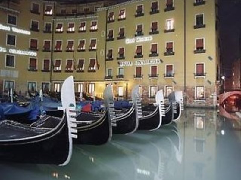 Das attraktive Hotel ist im traditionellen, italienischen Stil gebaut worden und befindet sich direkt gegenüber dem bekannten Bacino Orseolo, dem Gondelsammelplatz von Venedig. Öffentliche Verkehrsmittel erreichen die Gäste nach nur 100 m Entfernung. Der Markusplatz ist ebenfalls nur wenige Schritte vom Hotelgebäude entfernt. Zahlreiche Einkaufs- und Unterhaltungsmöglichkeiten sind bequem und schnell zu Fuß zu erreichen. Venedigs Stadtstrand, der Lido, befindet sich in einer Entfernung von etwa 1 km. Der Flughafen Marco Polo ist ca. 10 km vom Hotel entfernt, während der Flughafen von Treviso ungefähr 40 km entfernt liegt. Albergo Cavalletto