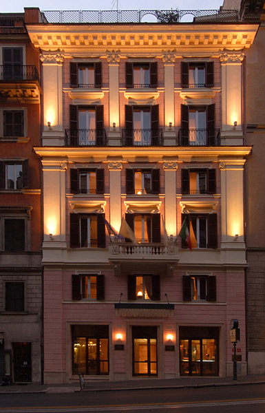 Das Hotel liegt in hervorragender, zentraler Lage, nur wenige Schritte von der Via Veneto, dem Trevi-Brunnen und der Spanischen Treppe entfernt (alle sind jeweils ca. 500 m entfernt). Die Piazza Barberini liegt ebenfalls in der unmittelbaren Umgebung. Mascagni