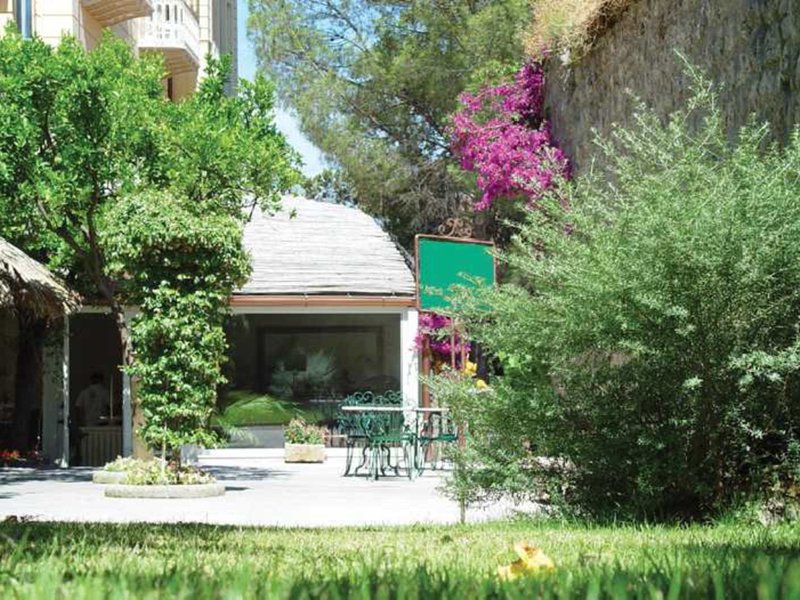 Das attraktive Hotel befindet sich im Herzen von Sorrent, an der Piazza Tasso. Hier ist ein idealer Ausgangspunkt, um die bezaubernde Stadt sowie die Sehenswürdigkeiten im Umland, wie Pompei, Ercolano und die Amalfiküste zu besichtigen. Das Hotel bietet eine herrliche Aussicht auf das historische Mühlental (Valle dei Mulini). Einkaufsmöglichkeiten, Restaurants, Bars, Pubs und Diskotheken befinden sich in unmittelbarer Nähe. Die nächste Busstation und der Bahnhof liegen in etwa 200 m Entfernung. Zum Strand sind es ca. 500 m und der Flughafen Neapel befindet sich in ca. 40 km Entfernung. Hotel Antiche Mura Sorrento