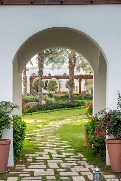 Das elegante Hotel befindet sich im Herzen des lebhaften und geschäftigen Stadtzentrums von Dubai und grenzt an den attraktiven, weltberühmten Dubai Creek Golf und Yacht Club. Den Internationalen Flughafen von Dubai erreichen Sie bereits nach ca. 5 min Autofahrt, das Anwesen befindet sich zudem an der Kreuzung von verschiedenen Hauptverkehrsstrassen, die Ihnen einen bequemen Zugang zu den Einkaufszentren von Weltklasse, wichtigsten Geschäftsvierteln, zahlreiche Parks, Restaurants und Bankbezirken ermöglichen. Park Hyatt Dubai