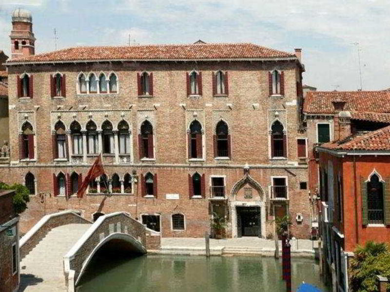 Das Hotel befindet sich im historischen Zentrum in wunderbarer Lage. Es liegt am Rio del Gaffaro, zum Piazzale Roma sowie zum Bus-, Auto- und Fährterminal, von wo aus man die Flughäfen von Venedig und Treviso erreicht, sind es nur rund 5 min zu Fuß. Der Bahnhof und Bootsanleger Santa Lucia sind ebenfalls nur 10 min entfernt. Die Bootsanlegestellen entlang des Canale Grande und des Canale della Giudecca bieten Anbindungen zu den schönsten und bekanntesten Orten Venedigs. Der internationale Flughafen Venedig-Marco Polo ist ungefähr 20 km entfernt, der Flughafen Venedig-Treviso ca. 60 km. Al Sole