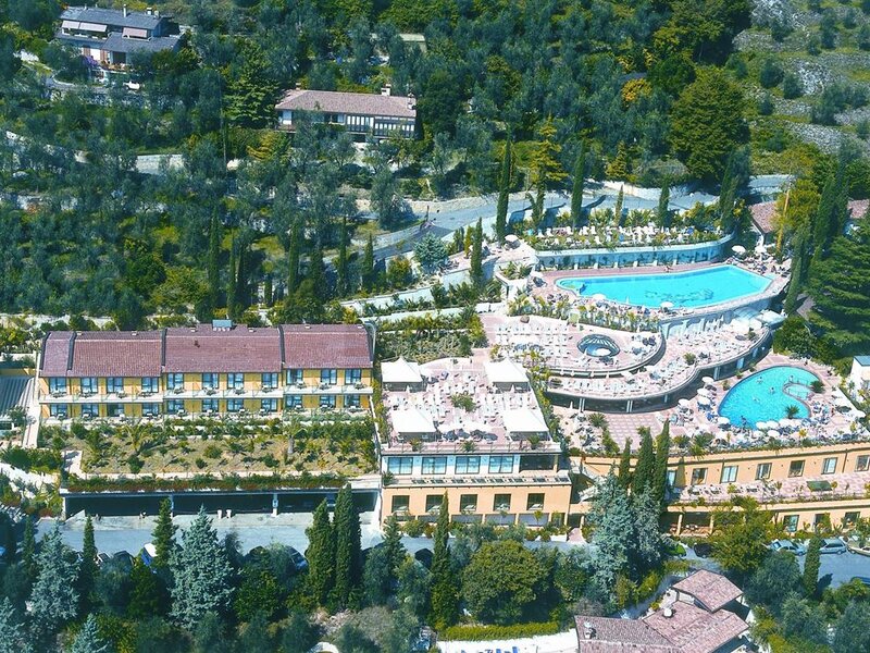 Das attraktive Hotel befindet sich in einer Hanglage und ist ruhig gelegen. Es bietet seinen Gästen einen herrlichen Panoramablick über den Gardasee und den Ort Limone. Die vor dem Haus verlaufende Nebenstraße führt in die Berge und erfüllt somit die besten Bedingungen für gute Biking- und Wandermöglichkeiten. Der Kiesstrand ist etwa 700 Meter und das Zentrum von Limone ungefähr 1,3 Kilometer entfernt. Die Gäste haben die Möglichkeit, gegen eine Gebühr den Minibus-Service nach Limone zu nutzen. Hotel San Pietro