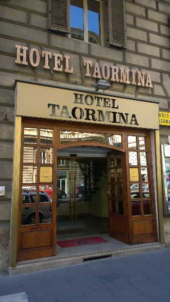 Das Hotel befindet sich in einem Gebäude aus dem frühen 19. Jahrhundert im Zentrum Roms, zwischen den Basiliken Santa Maria Maggiore, S. Giovanni Lateranus und S. Croce in Gerusalemme. Das Kolosseum und Forum Romanum liegen in Gehweite. Zudem sind U-Bahn, Straßenbahnen, Busse sowie der Hauptbahnhof Roma Termini besonders nah und erleichtern somit die Besichtigung der Stadt. Zum Flughafen Ciampino sind es etwa 15 km, zum Flughafen Flumicino sind es ca. 31 km. Taormina