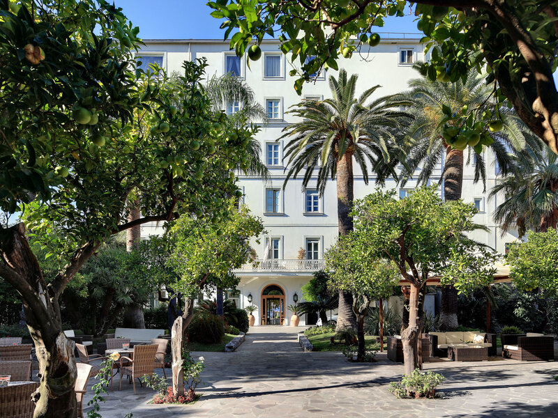 Das Hotel ist etwa 200 Meter vom Meer entfernt. Das historische Gebäude liegt auf einer schönen Klippe hoch über dem Meer an der Sorrento-Halbinsel und bietet einen fantastischen Blick auf die Bucht von Neapel und den Vesuv. Entdecken Sie die Reize der Amalfi-Küste sowie die archäologischen Stätten Pompeji und Herculaneum, die allesamt nur etwa 20 bis 30 km entfernt liegen. In der näheren Umgebung des Hotels befinden sich ein Anschluss an das öffentliche Verkehrssystem, umfangreiche Einkaufsmöglichkeiten, Restaurants und Bars. Zum Stadtzentrum sind es ca. 1,5 km. Der Flughafen von Neapel ist ca. 45 km entfernt. Die Überfahrt zur Insel Capri dauert etwa 15 Minuten, nach Ischia benötigt man ca. 50 Minuten Fahrzeit. Hotel Mediterraneo Sorrento