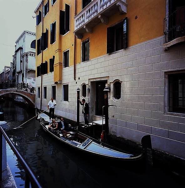 Das Hotel liegt im Herzen von Venedig, nur wenige Schritte von dem Markusplatz entfernt, auch die Accademia, das Opernhaus La Fenice, der Palazzo Grassi, das Einkaufsviertel Ca'Rezzonico (Gucci, Armani, Valentino, Ferragamo und Burberry), Banken und Restaurants befinden sich in der Nähe. Mit den öffentlichen Verkehrsmitteln kann man es mit der Vaporetto-Wasserbuslinie 1 und die Haltestelle Santa Maria del Giglio gut erreichen. Der Flughafen Venedig Marco Polo liegt rund 80 km entfernt. Best Western Hotel Ala