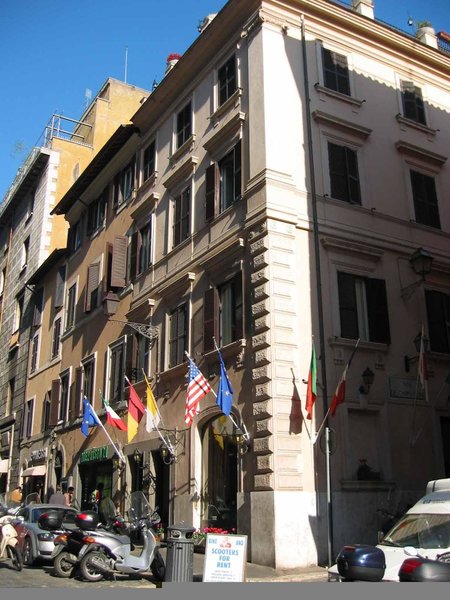 Das ruhig gelegene, luxuriöse Stadthotel liegt in einer der interessantesten und elegantesten Ecken von Rom zwischen der Piazza Barberini und der Piazza di Spagna. Ein Anschluss an das öffentliche Verkehrsnetz befindet sich in 3 km Entfernung. Sistina