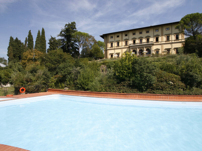 Das Hotel liegt ca. 430 m über dem Meeresspiegel. Das imposante Gebäude steht am Übergang der letzten Olivenbäume von Valdarno zum alten Wald Vallombrosa. Nach Florenz sind es nur ca. 30 min, nach Siena und ins Chianti-Gebiet ca. 40 min. Nach einem ca. 10-minütigen Spaziergang gelangt man ins Zentrum von Donnini mit Bars, Clubs, Busbahnhof und Einkaufsmöglichkeiten. Die Flughäfen Florence und Pisa sind ca. 60 km bzw. ca. 150 km entfernt. Hotel Villa Pitiana