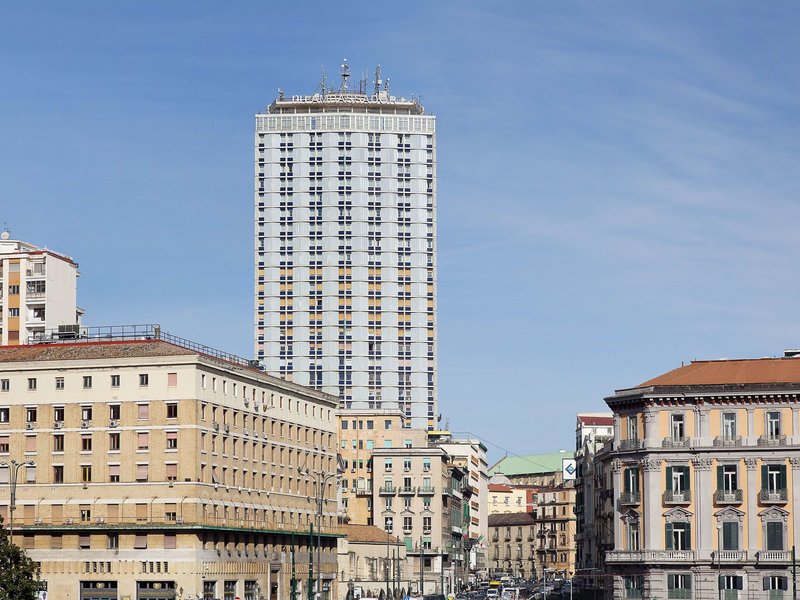 Das Hotel befindet sich im Herzen der Stadt, nur ca. 200 m vom Zentrum mit zahlreichen Einkaufsmöglichkeiten entfernt. Öffentliche Verkehrsmittel sowie der historische römisch-griechische Stadtkern sind nur einen Katzensprung von Hotel entfernt, ebenso das Meer, der Königliche Palast, das Archäologische Museum, Bars, Tavernen, Nachtclubs, eine Bushaltestelle und ein Bahnhof (alle ca. 1 km entfernt). In etwa 2 km Entfernung befinden sich das Capodimonte Museum und ein Park. Der ca. 7 km entfernt gelegene Flughafen lässt sich durch die Gäste ebenfalls leicht erreichen. Hotel NH Napoli Panorama