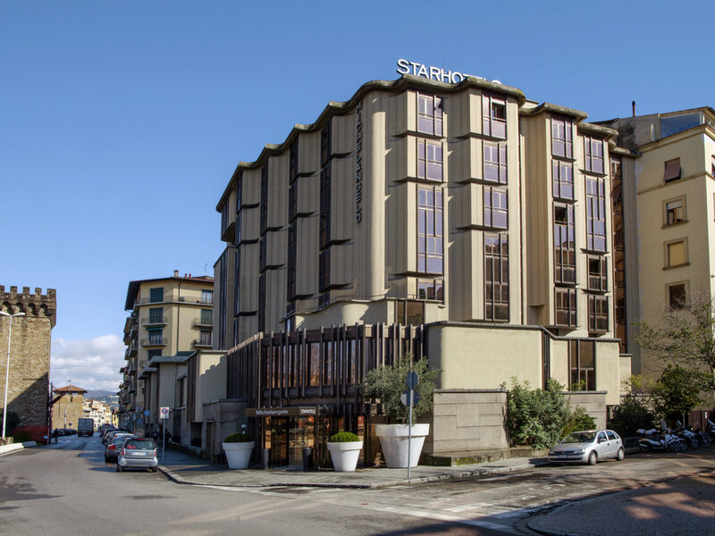 Das Hotel befindet sich mitten im Herzen von Florenz ganz in der Nähe des der Duomo Platzes. Starhotels Michelangelo Florence