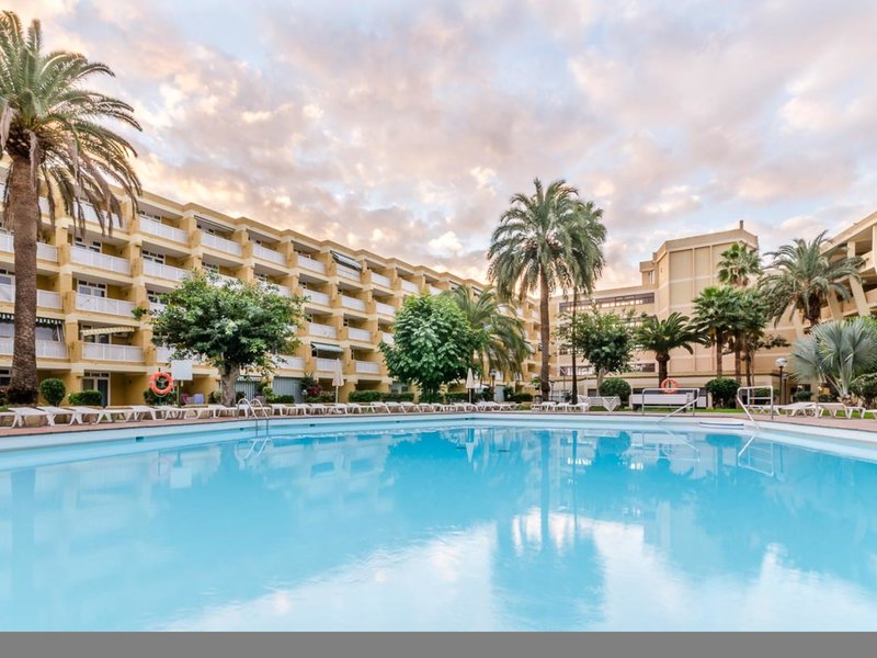 Dies ist ein großer Appartementkomplex in zentraler Lage in Playa del Inglés, nur ca. 300 m vom Strand entfernt. Zahlreiche Einkaufsmöglichkeiten, Bars und Restaurants befinden sich in Laufdistanz. Der Flughafen ist ca. 28 km entfernt. Jardin del Atlantico